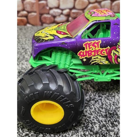 Hot Wheels Monster Truck Giant Wheels Jam "Test Subject " 1:24 #A39 - Picture 11 of 11